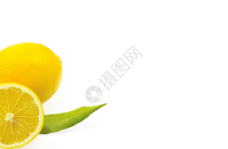 白色背景上孤立的新鲜柠檬柑橘图片