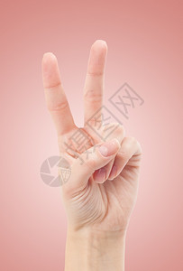 在和平或胜利的象征中手举两指五字的势举背景
