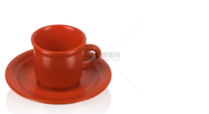 红色杯子在白背景的红碟上孤立在白色背景的红碟上图片