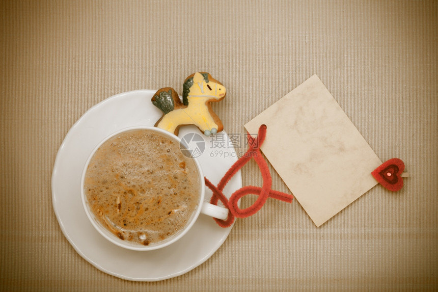 白杯热饮料咖啡卡布奇诺拿铁与圣诞节手工制作的姜饼蛋糕图片
