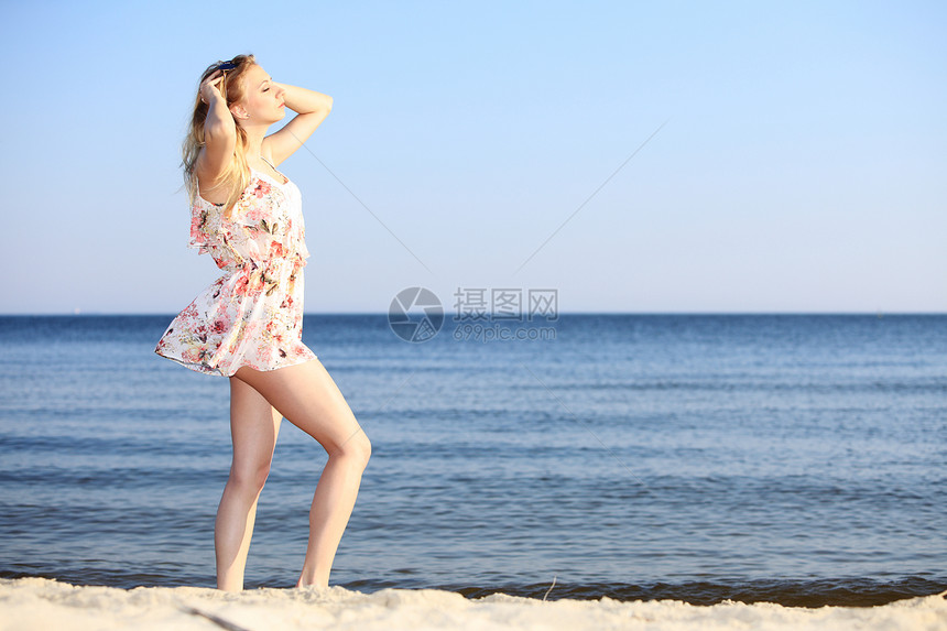 在沙滩上穿夏装的全身女人假期暑概念图片
