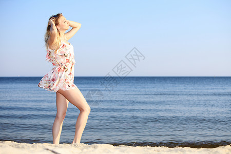 在沙滩上穿夏装的全身女人假期暑概念背景图片