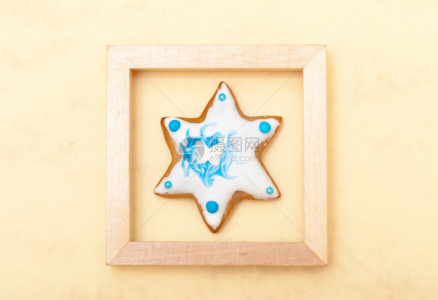 土生长的姜饼蛋糕明星有冰淇淋和蓝色装饰木框棕色作为圣诞节背景日手工设计的概念图片