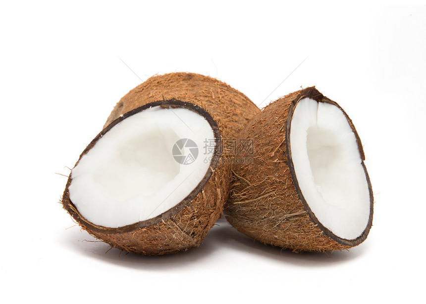 完整的椰子和两个半个椰子图片