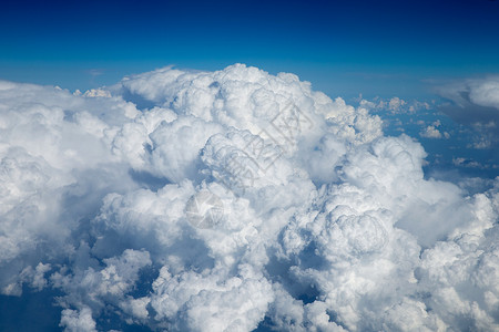 蓝色的天上飘着一块一块的浮云图片