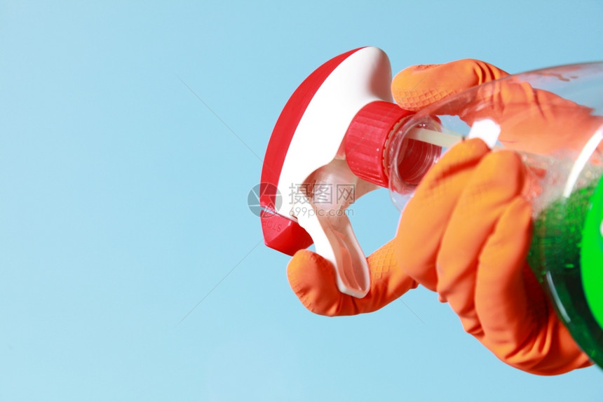 用喷雾洗涤剂橙色手套清洗窗户图片