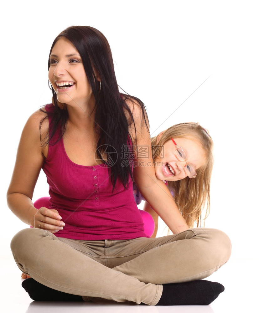 快乐的家庭可爱小女孩和妈一起玩耍乐女儿和母亲在白边被孤立图片