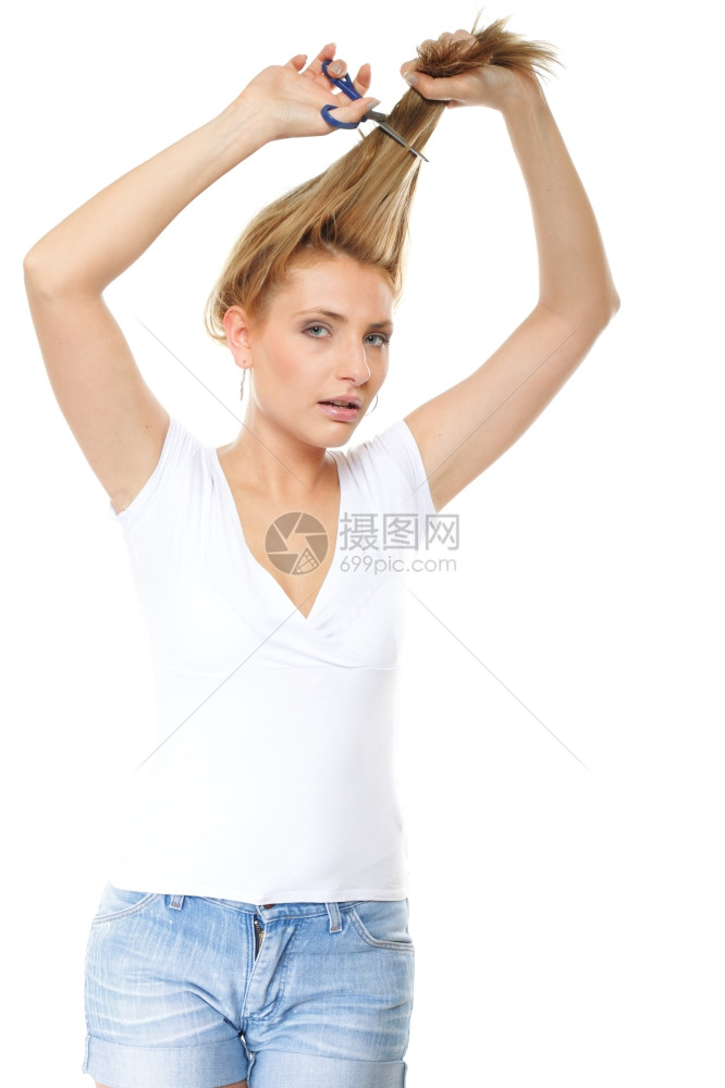 年轻金发女青年用剪刀头发不愉快的表情孤立在白色背景上图片