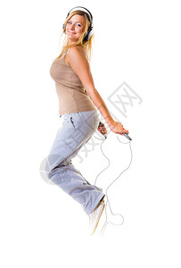 运动女孩加体积跳绳运动体重减退年轻女子耳机适合听音乐图片