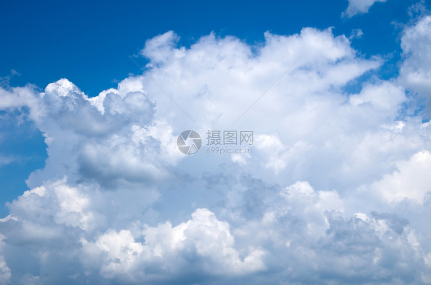 白云笼罩着蓝天空图片