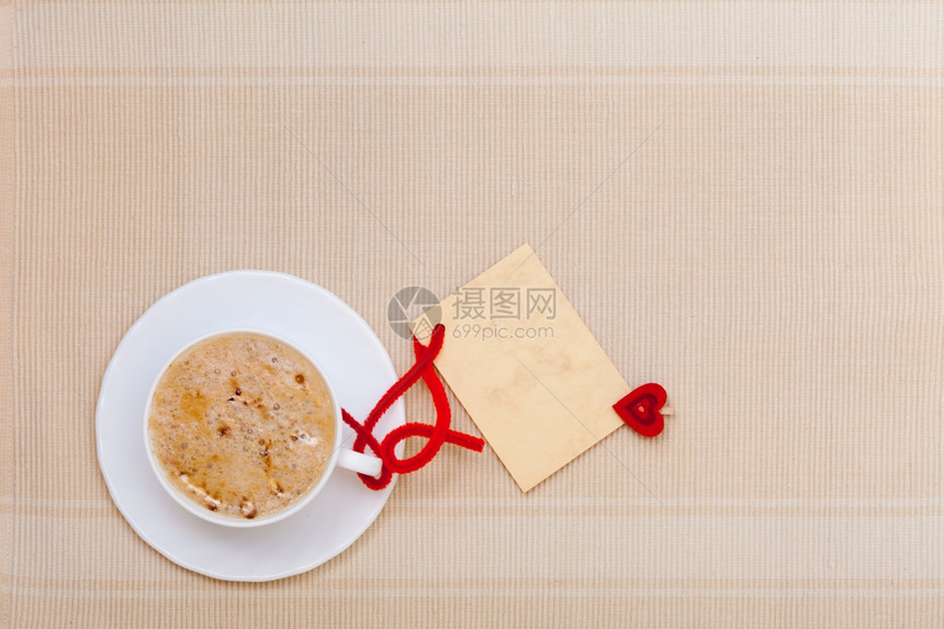 白杯热饮料喝咖啡卡布奇诺拿铁带有心脏形状符号的爱和空白纸牌格供短信使用图片