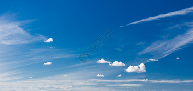 美丽的深蓝天空白毛云是自然背景天气背景图片