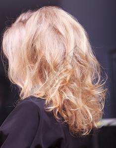 女金发头的背部美容院的发师图片