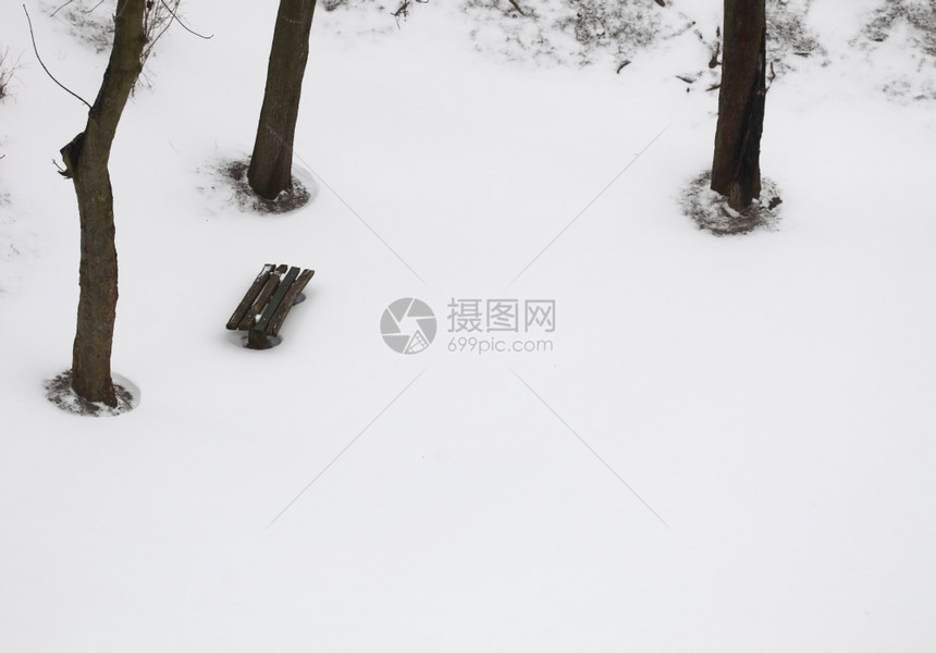 冬季公园长椅上布满新鲜白雪图片