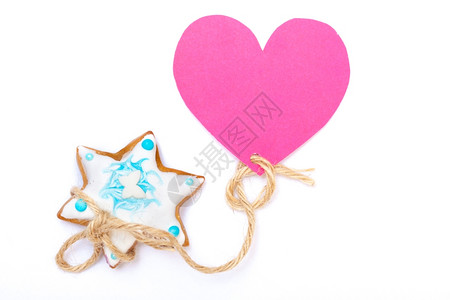 土制姜饼蛋糕明星有冰淇淋和蓝色装饰粉红的心爱符号白色作为圣诞节背景图片