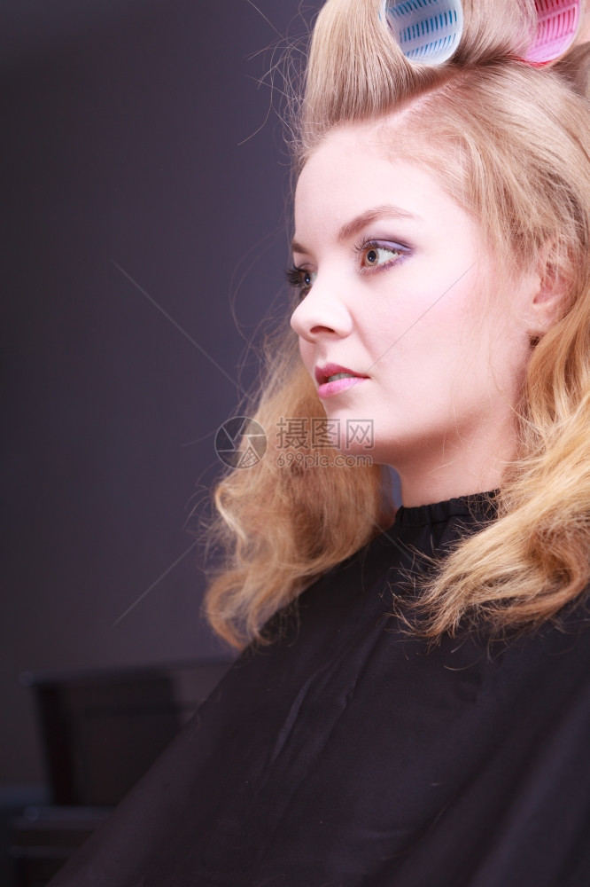美容院的年轻女发师的女郎图片