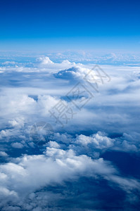天空中飘着一朵朵白云图片