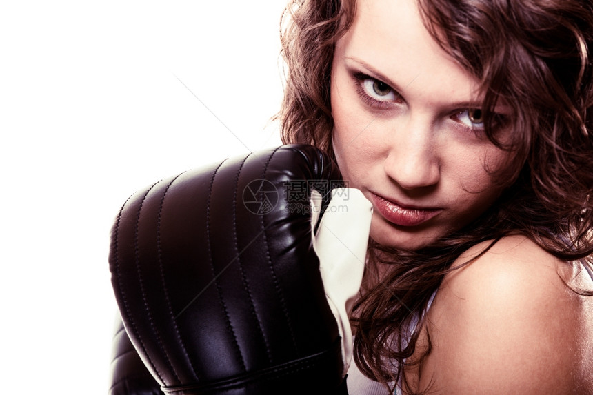 拳击手或解放思想概念身戴黑手套的拳击女运动员健身训练拳击显示她的权力支配白种背景孤立无援图片