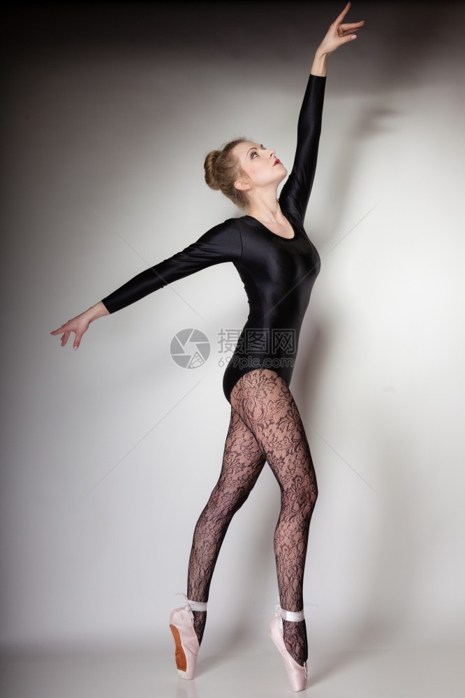 现代风格美丽的芭蕾舞女全长的演艺室图片灰色背景图片