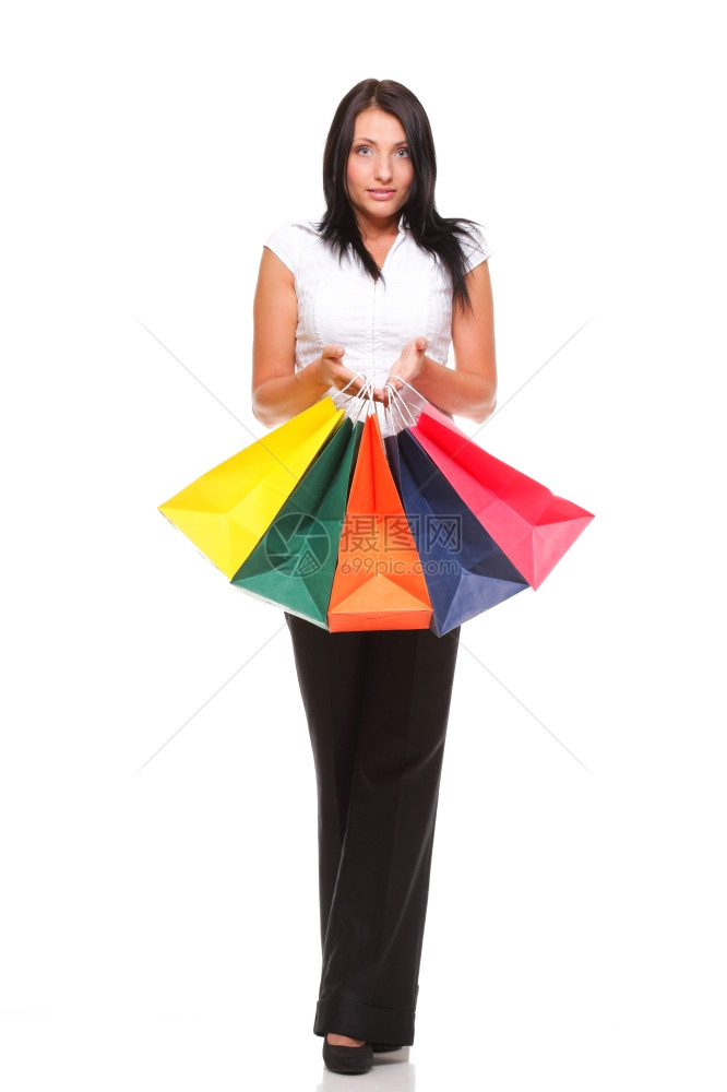白色背景携带购物袋的年轻妇女肖像图片