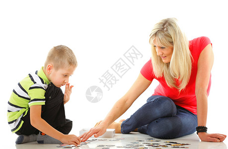 母亲和她儿子一起玩游戏图片