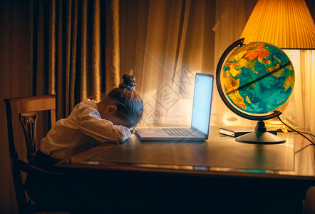 睡觉的地球女孩晚上睡在笔记本电脑上背景