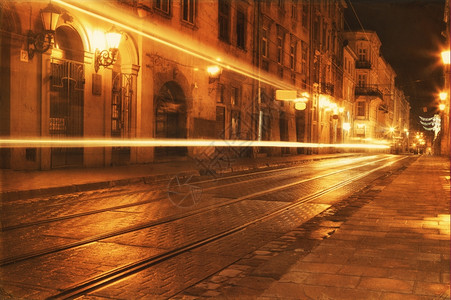 夜间在旧欧洲城市的活动图片