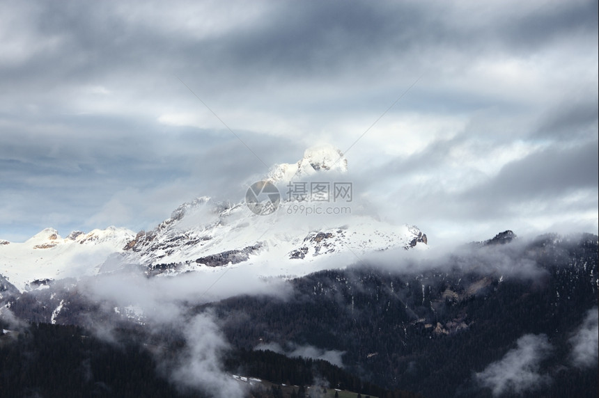 多洛米山上的云日出意大利多洛米人图片