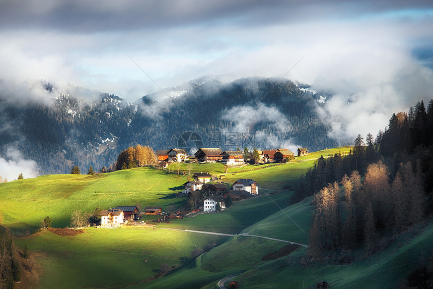 多洛米山脉的阿尔卑斯村图片