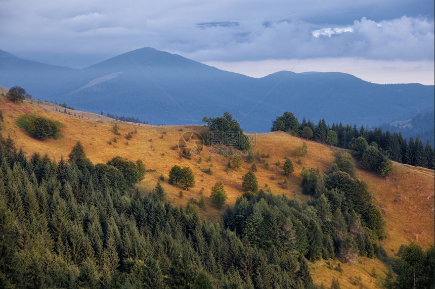 日出多云的喀尔巴阡山丘乌克兰喀尔巴阡山图片