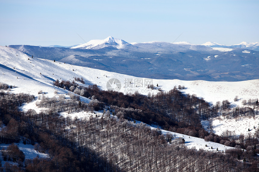 喀尔巴阡山脉冬季风景乌克兰图片