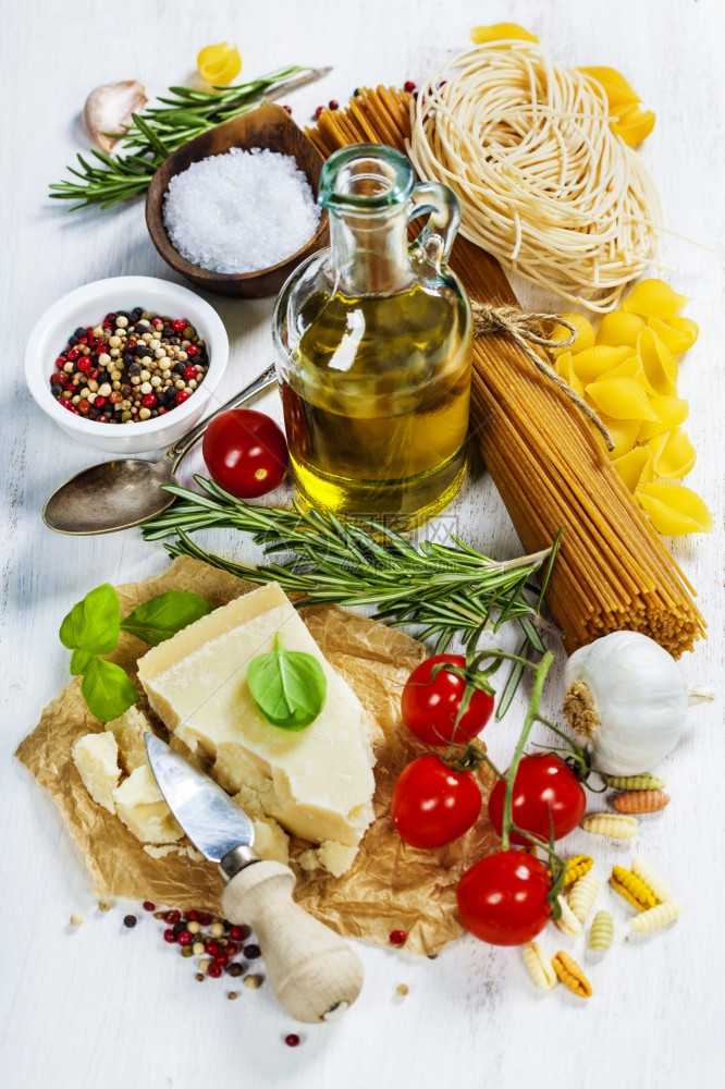 意大利面蔬菜草药香料奶酪和橄榄油图片