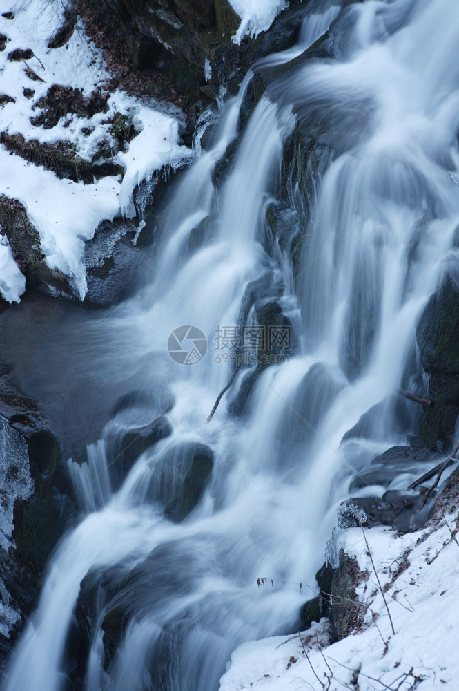 乌克兰喀尔巴阡山脉冬季瀑布图片
