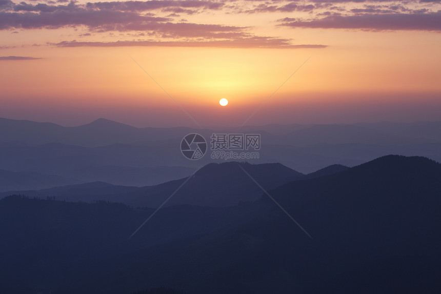 乌克兰喀尔巴阡山脉下日晒升起图片