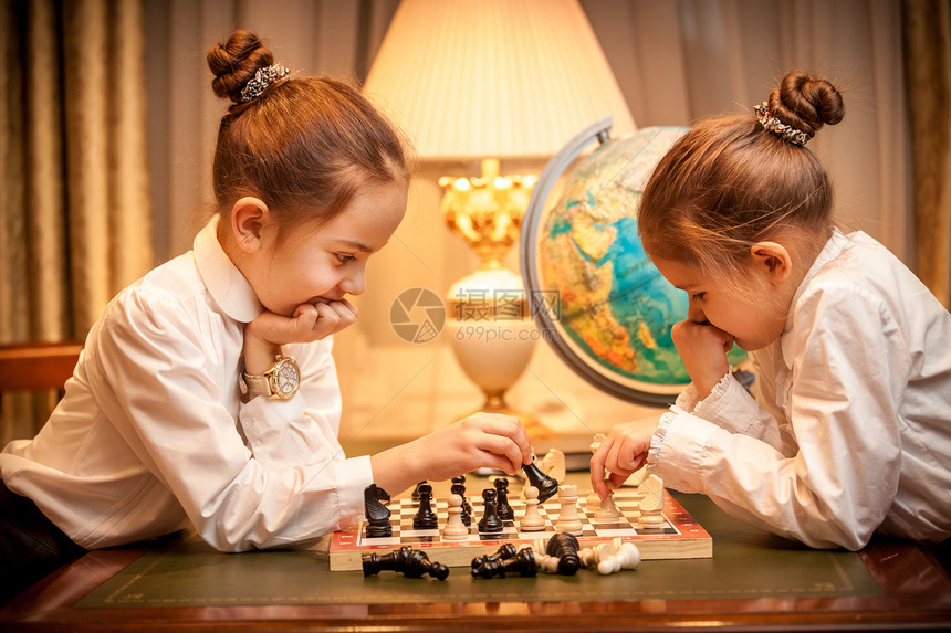 穿着校服在内阁下象棋的女孩图片