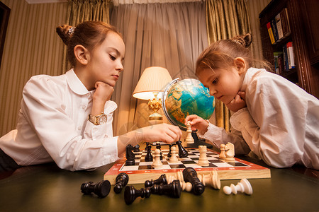 两个小姐妹玩象棋的肖像图片