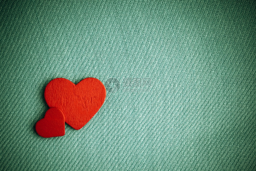 情人节39日或婚礼红色木质装饰两颗红心以抽象的绿色布背景和复制空间图片