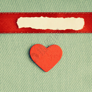 绿色织物纺材料上的红色心爱符号图片