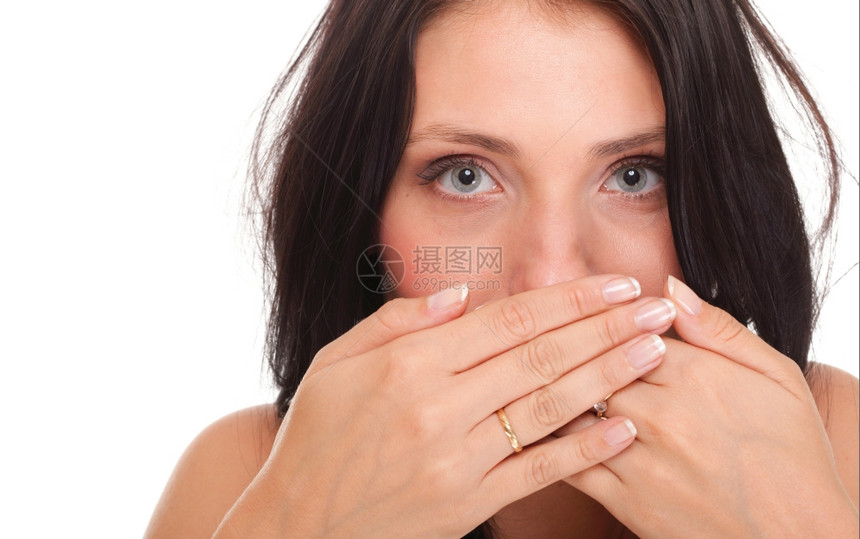 年轻女人用两只手盖住嘴在白色背景上孤立无援图片