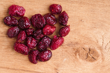 健康的食品有机营养木制桌底的干红莓果图片