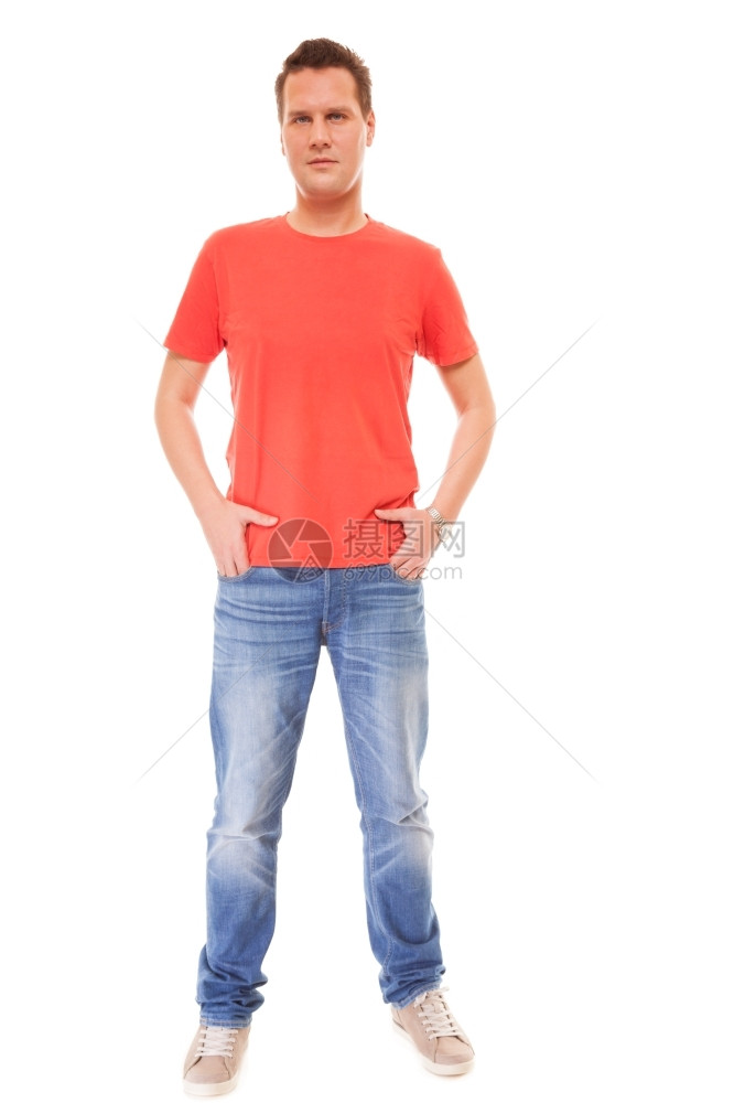 身穿红色T恤短袖牛仔裤的全长青年男子随时装风格手放在口袋里白色背景上被孤立图片