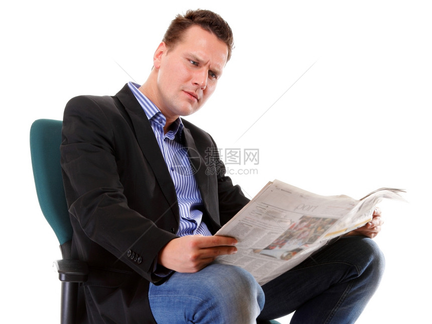 商人阅读一份孤立于白人背景的报纸图片