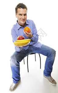 长的年轻人其水果在白种背景上与世隔绝健康营养饮食概念图片