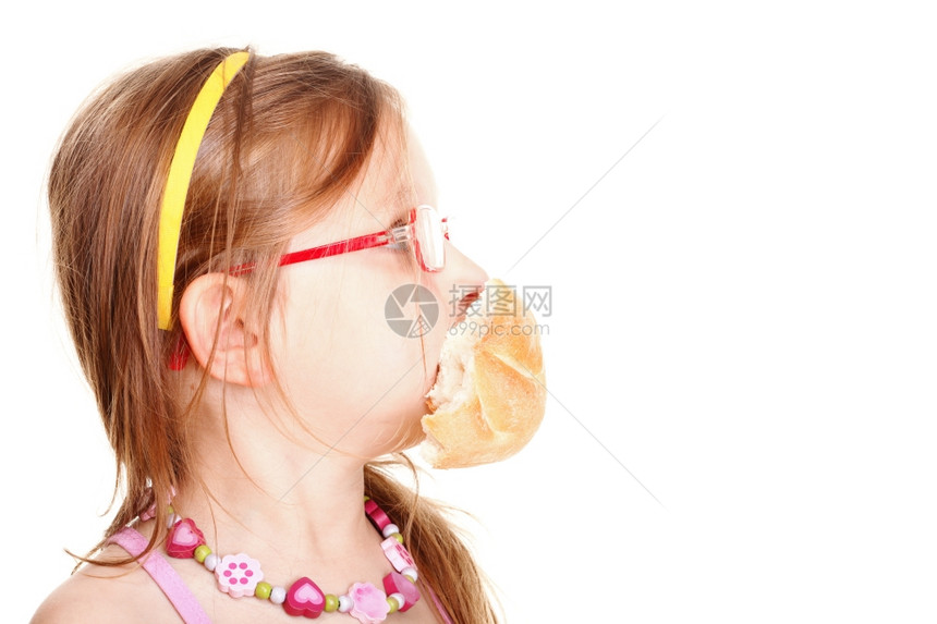 甜的小女孩吃面包孤立在白色图片