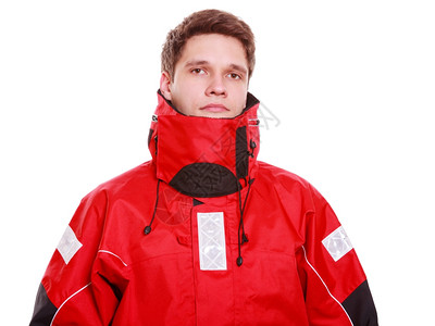 红色风衣身穿防水风衣的年轻手穿着白色孤立的红防水风衣乘游艇览工作室拍摄背景