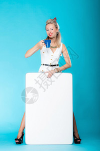女孩拿着横幅签名的广告牌文本复制空间女服务员的智囊杯充满活力的蓝色背景背景图片