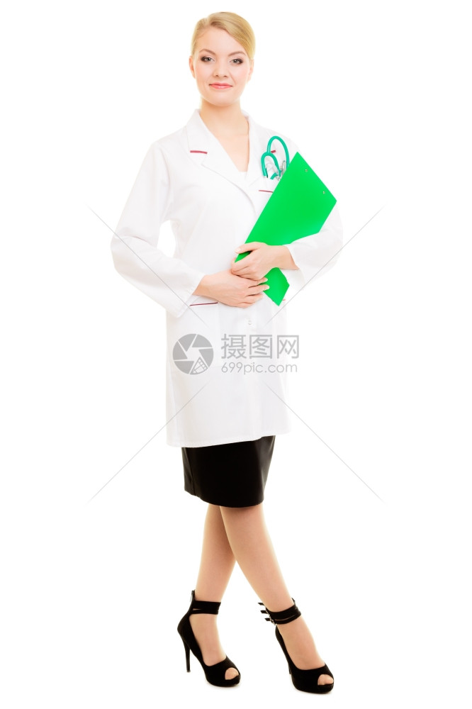 身穿白色大衣有听诊器的妇女医生将剪贴板隔离开来医疗人员负责保险图片