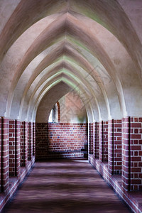 建筑细节旧空厅的内部中世纪城堡或修道院的拱门图片