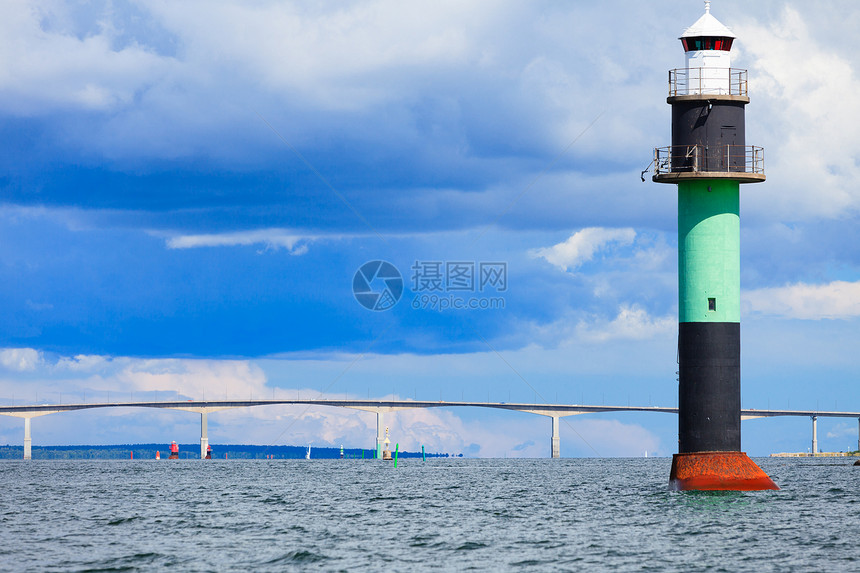 Buoy和Oresundsbron丹麦与瑞典在欧洲波罗的海Oresund桥连接点陆地标志和旅行图片