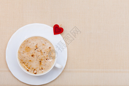 白杯热饮料喝咖啡卡布奇诺拿铁有心形象征的爱情人节39一天图片